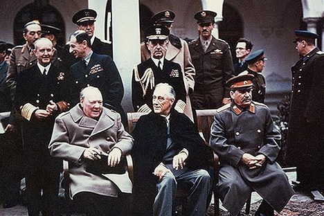 Черчил, Рузвелт и Сталин на конференцијата во Јалта, февруари 1945 година. Фотографија од слободни извори, југословенско-бугарска федерација, 